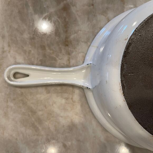 Le Creuset 2 Qt nonstick cast iron saucepan  vintage  white 22 - Picture 11 of 12